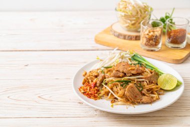 Asya usulü kızarmış pilav ve domuz eti.