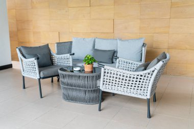 Boş bahçe sandalyesi ve yastıklı bir masa.