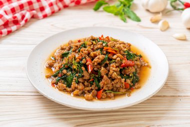 Tayland usulü kızarmış fesleğen, kıymalı ve biberli Tayland usulü.