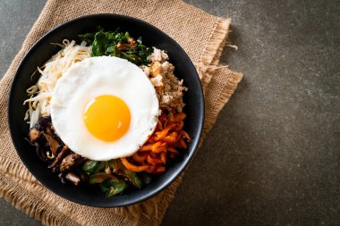 Bibimbap, Kore baharatlı salata pilav ve sahanda yumurta. Geleneksel Kore yemeği tarzı.