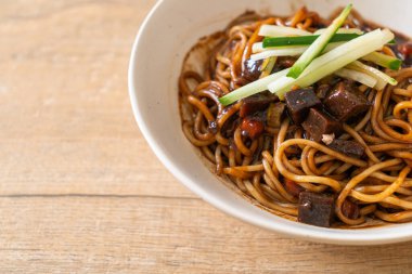 Jajangmyeon ya da JJajangmyeon, Kore Gıda Stili olan Kore eriştesidir.