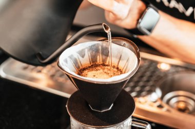 Damlayan Arabika kahvesi için sıcak su dök