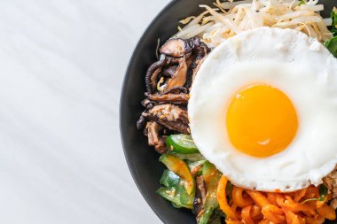 Bibimbap, Kore baharatlı salata pilav ve sahanda yumurta. Geleneksel Kore yemeği tarzı.
