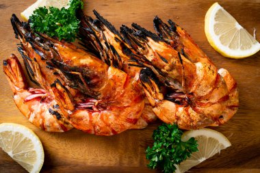 Tahtada limonlu karides ya da ızgara kaplan karidesi