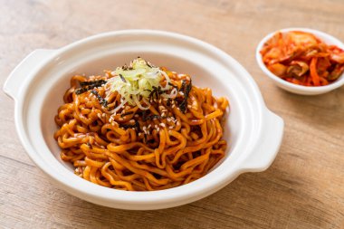 Kore sıcak ve baharatlı anlık noodle kimchi - Kore yemeği tarzı ile
