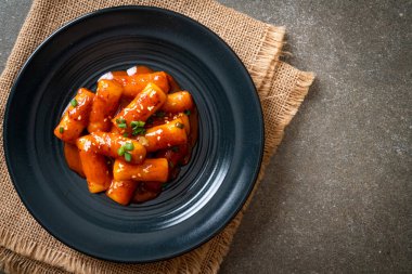 Baharatlı soslu Kore pirinç keki çubuğu (Tteokbokki) - Kore yemeği tarzı