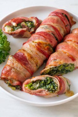 Fırında domuz pastırması, ıspanak ve peynir.