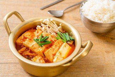 Yumuşak Tofulu Kimchi Çorbası veya Kore Kimchi Güveci - Kore Yemekleri Geleneksel Tarzı