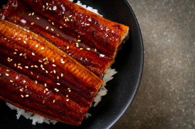 Japon yılan balığı pilav kasesi ya da Unagi don ile kızartılır.