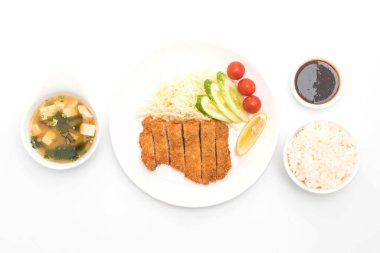 Beyaz arka plan üzerinde izole Japon derin kızarmış domuz pirzola (tonkatsu set)