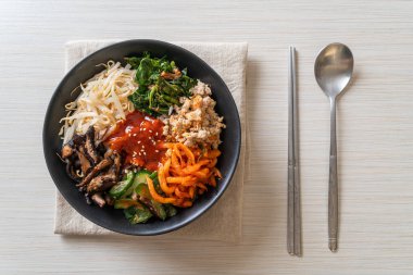Bibimbap, Kore baharatlı salata ve pirinç kasesi. Geleneksel Kore yemeği tarzı.