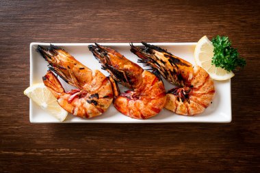 Izgara kaplan karidesi ya da limonlu karides.