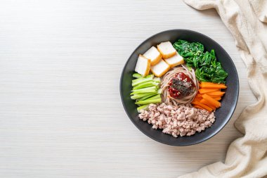 Kore baharatlı soğuk erişte - bibim makguksu ya da bibim guksu - Kore yemek tarzı