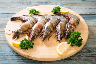 Taze kaplan karidesi ya da tahta üzerinde karides