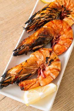 Izgara kaplan karidesi ya da limonlu karides.