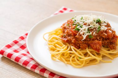 Spagetti bolonez domuz eti ya da kıymalı domates soslu spagetti İtalyan yemeği tarzı.
