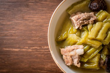 Acı kabak ve domuz pirzolası çorbası. Asya usulü.