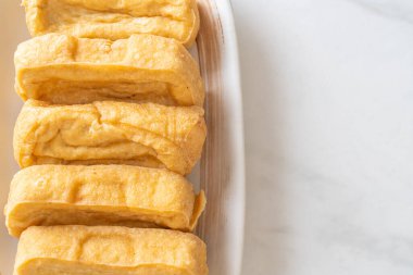 Soslu kızarmış tofu - vejetaryen ve vejetaryen yemek tarzı