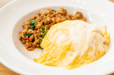 Kızarmış domuz ve kremalı omlet ile fesleğen. Asya usulü.