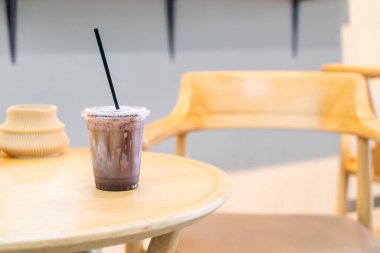 Kahve dükkanında buzlu çikolatalı milkshake.