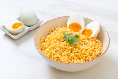 Hazır erişte kasesi ve tuzlu yumurta.