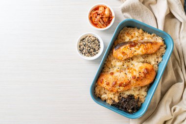 Peynirli fırında somon ve baharatlı miso kasesi.