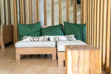 Yaşam alanında boş bir kanepe