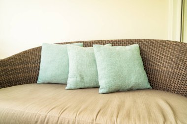 Balkondaki teras sandalyesinde rahat yastık süslemesi