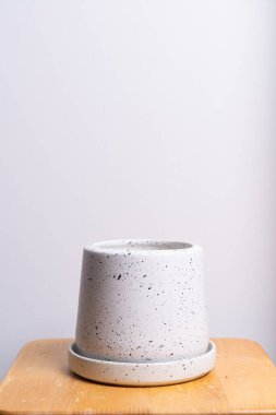 boş ve güzel kil saksı ahşap masada