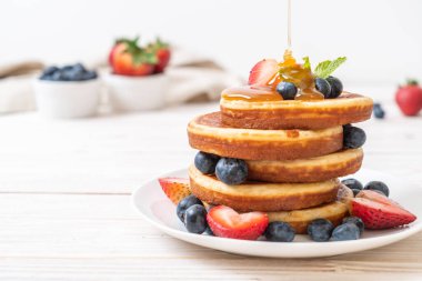 taze yaban mersini, taze çilek ve bal ile sufle gözleme