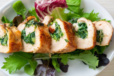 Peynir ve ıspanakla doldurulmuş fırında tavuk göğsü.