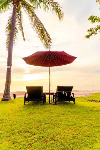 Paraguas Con Silla Con Fondo Playa Mar Salida Del Sol — Foto de Stock