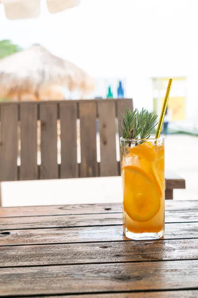 Refrigerante Suco Laranja Com Alecrim Restaurante Café — Fotografia de Stock