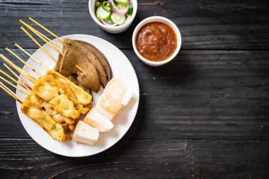 Pork Satay ve Ciğer Satay. Ekmek, fıstık sosu ve turşu. Salatalık dilimleri ve soğan sirkeli.