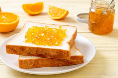 Kahvaltıda portakal reçelli ekmek dilimleri.