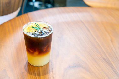 Kahve dükkanında portakallı kahve bardağı.