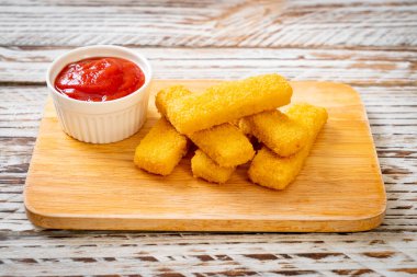 Kızarmış balık kroket ve ketçap.
