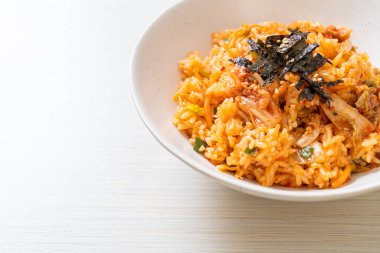 Kore usulü deniz yosunu ve beyaz susamlı kimchi pilavı.