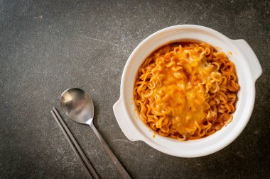 Mozzarella peynirli baharatlı hazır şehriye kasesi.