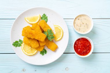 Kızarmış balık çubuğu ya da soslu patates kızartması.