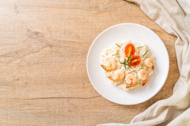 İtalyan pilavı ve beyaz tabakta karides.