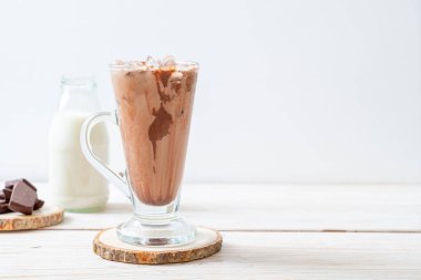 Buzlu çikolatalı milkshake, ahşap arka planda.