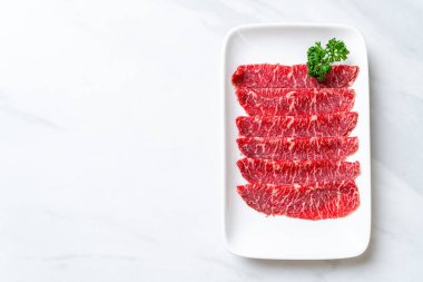 Sukiyaki ve Shabu ya da Yakiniku 'ya servis edilen mermer dokulu taze et.