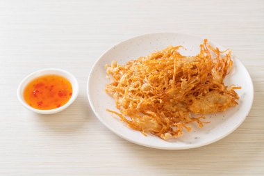 Kızarmış Enoki Mantarı veya Altın İğne Mantarı - vejetaryen ve vejetaryen yemek tarzı