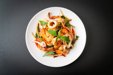 Kızarmış baharatlı deniz yemekleri (Pad Cha Talay) - Tayland yemeği tarzı