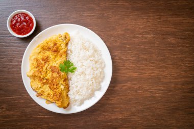 Pirinç ve ketçaplı omlet veya omlet.