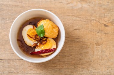 Tamarind soslu haşlanmış yumurta veya tatlı ve ekşi yumurta.