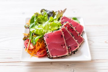 Taze ton balığı ve sebze salatası. Sağlıklı yemek.