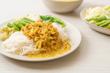 Tayland Pirinç Eriştesi ve Yengeç Körisi ve Çeşitli Sebzeler Tayland yerel güney yemekleri