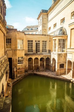BATH, ENGLAND - 30 AUG 2019: Roma Hamamları, Birleşik Krallık 'ın Bath kentinde tarihi bir ilgi alanı olan UNESCO Dünya Mirası sahası.